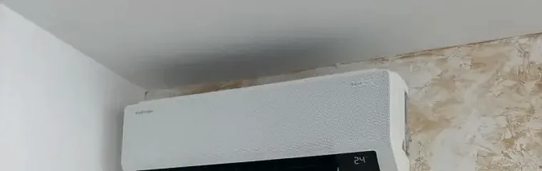 Nástenná klimatizačná jednotka nad obývacou stenou