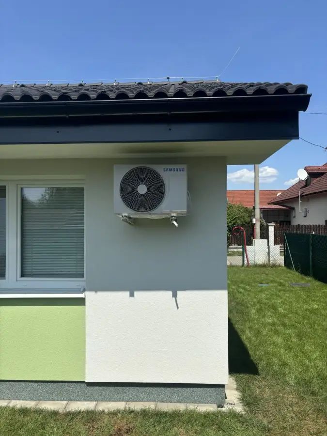 Vonkajšia jednotka klimatizácie namontovaná na fasáde rodinného domu