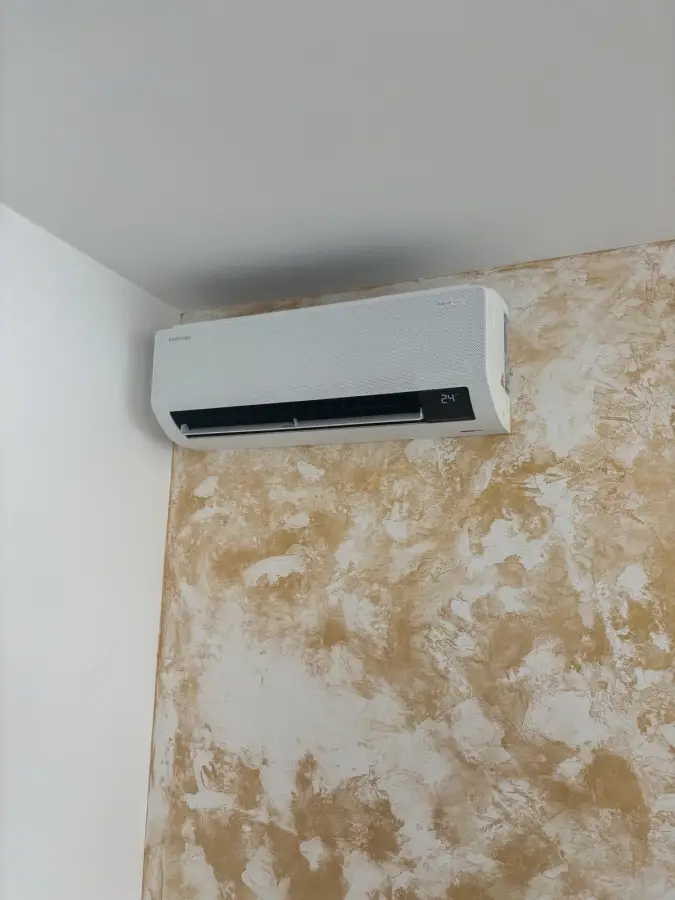 Nástenná klimatizačná jednotka nainštalovaná v obývacej izbe