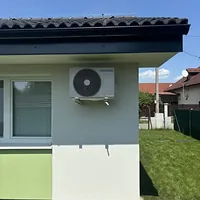 Vonkajšia jednotka klimatizácie na fasáde domu