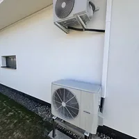 Viacero vonkajších jednotiek na fasáde budovy